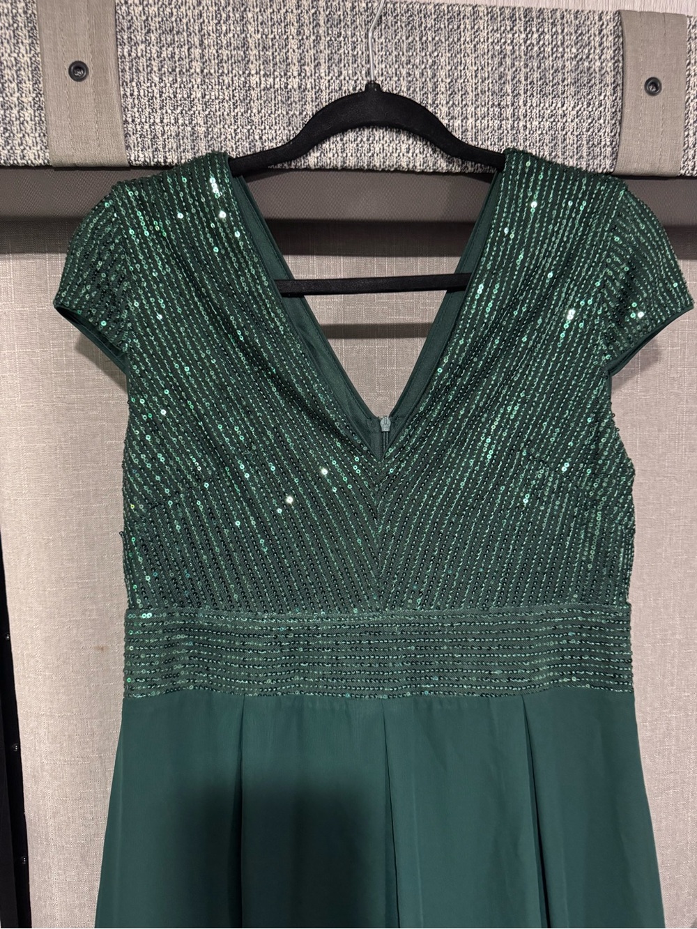 Elegant Deep Green Cap-Sleeve Evening Dress - Picture 3 of 3
